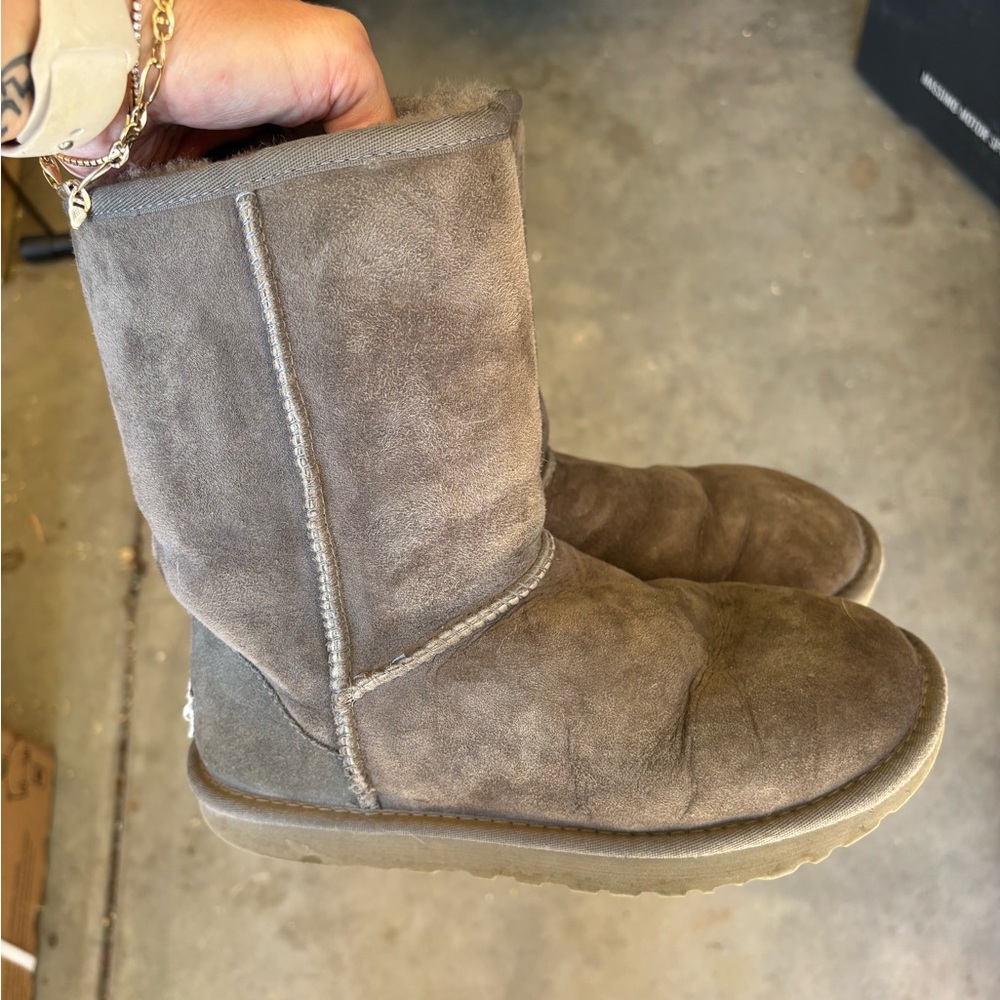 UGG women’s Gray classic short Boots Sz 7